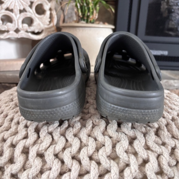 Crocs Men's SZ 7 Gray Classic Clogs - Picture 6 of 11